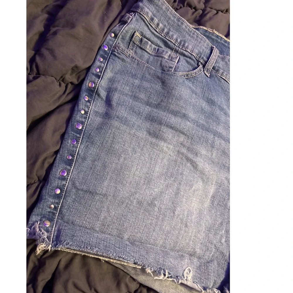 Torrid Women's Medium Wash Studded Raw Hem Denim Shorts Size 26